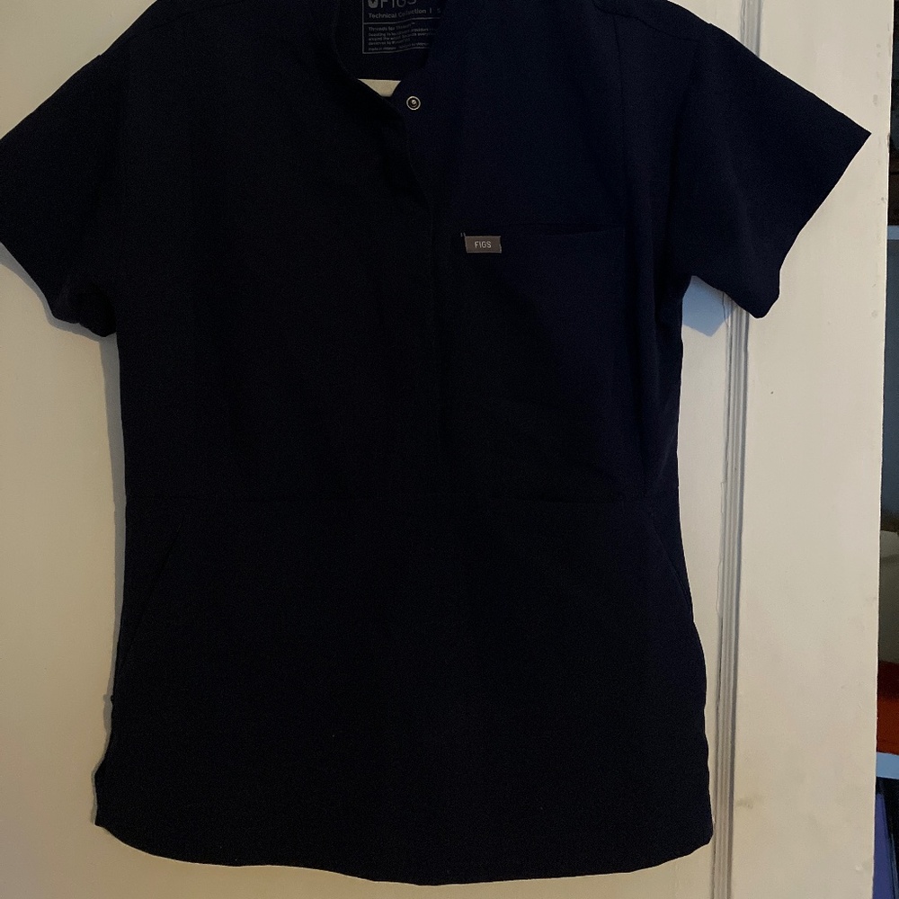 Figs women’s navy scrub top size small